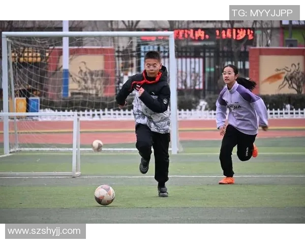 足球巨星暖心守护粉丝展现体育精神与人性光辉瞬间